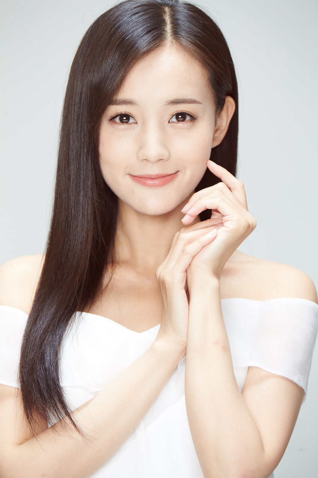李一桐笑眼弯月沁人心，武侠甜妹塑百角，低调耕耘终绽光华。 ​​​