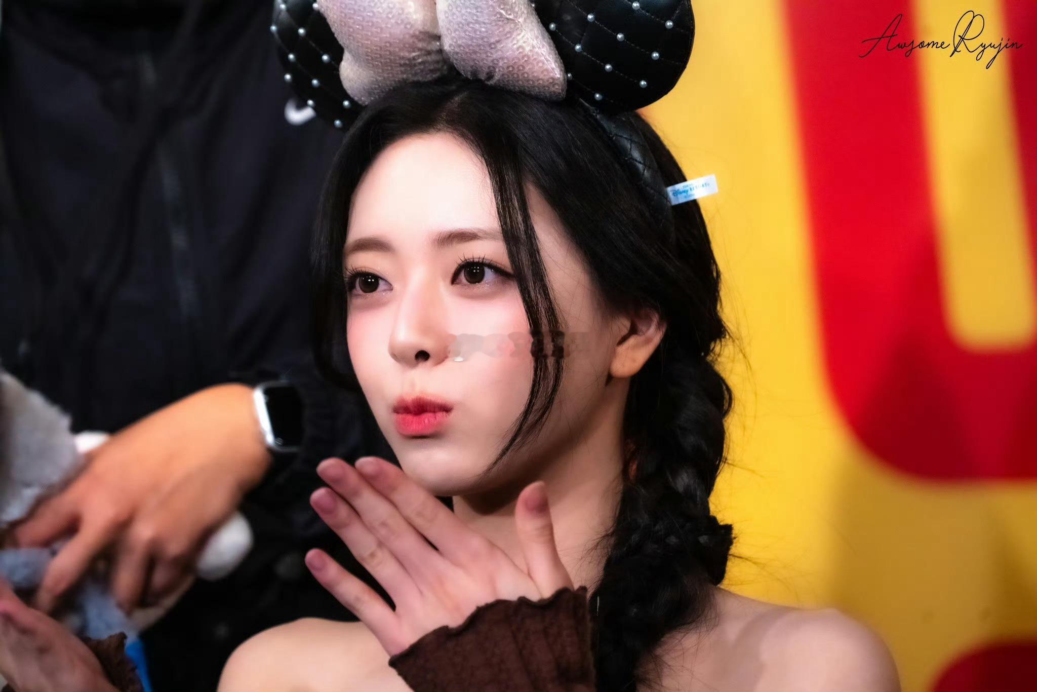 逐光追梦少年的书桌角落，常年放着一本泛黄的画本，那是他藏了多年的梦想。他从小偏爱