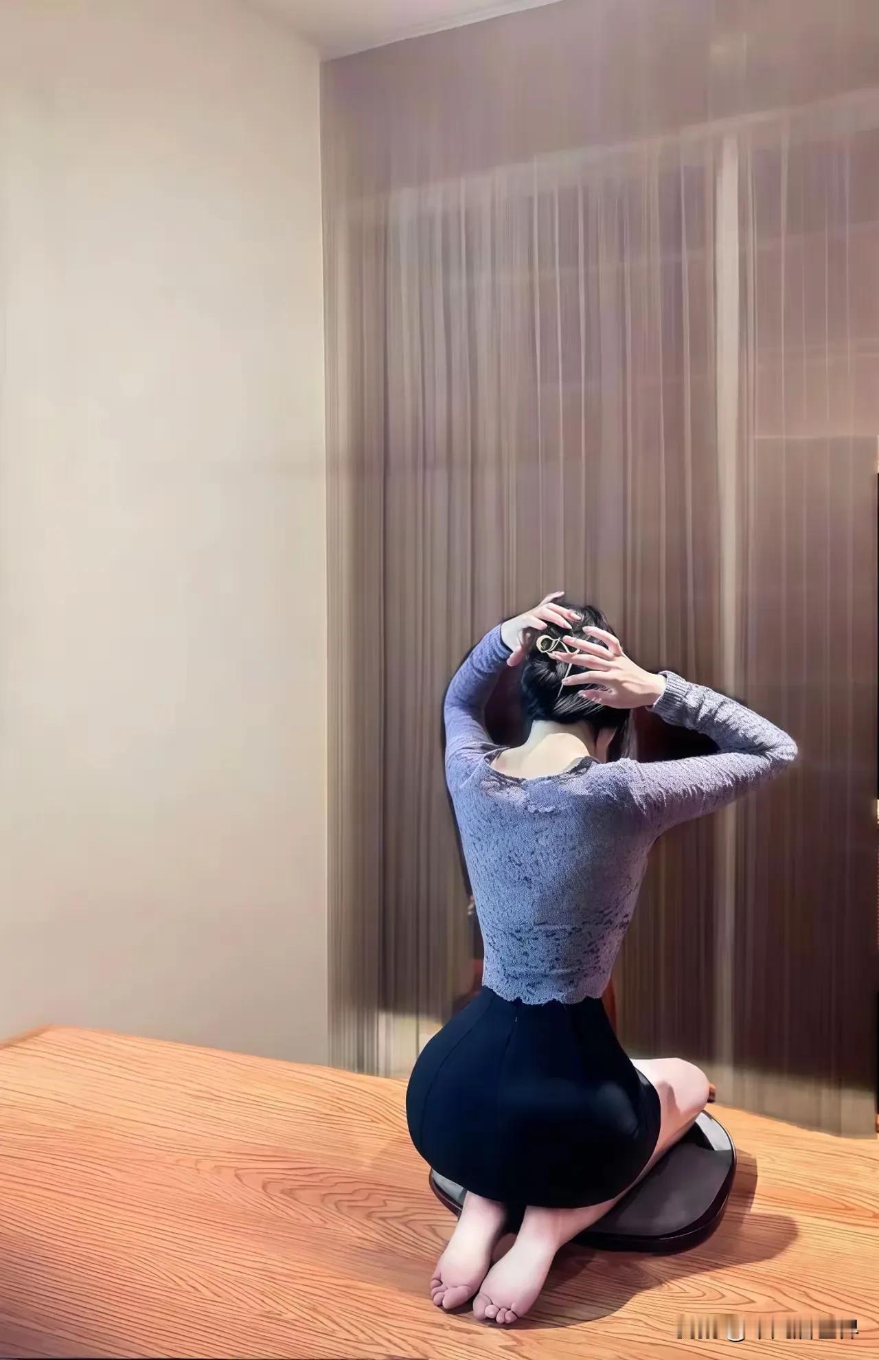 镜中人影动，发间月华明。