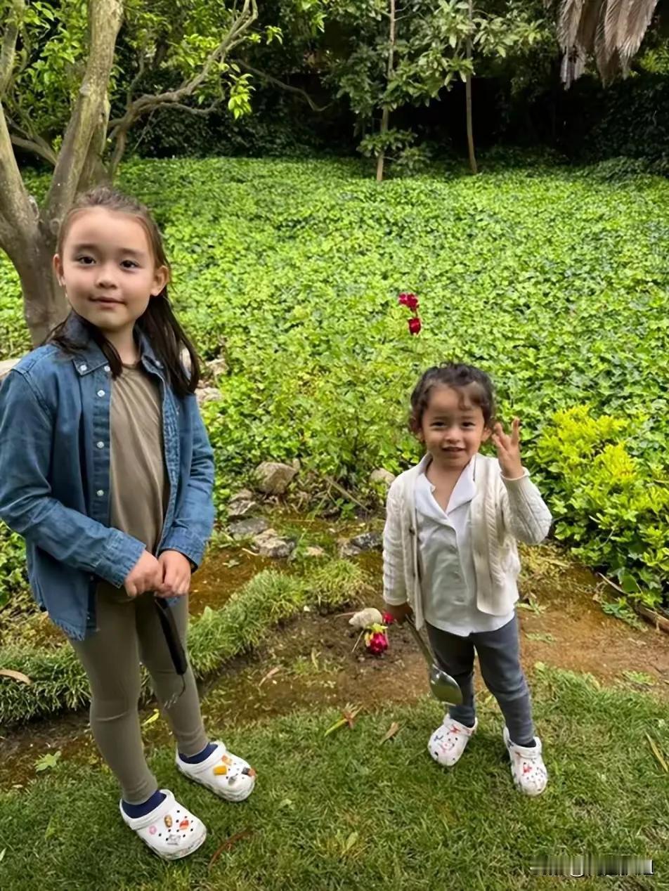 叶海洋的两个女儿在绿色的菜园中，看起来不要太童真哦，孩子还是多跟大自然接触得好[