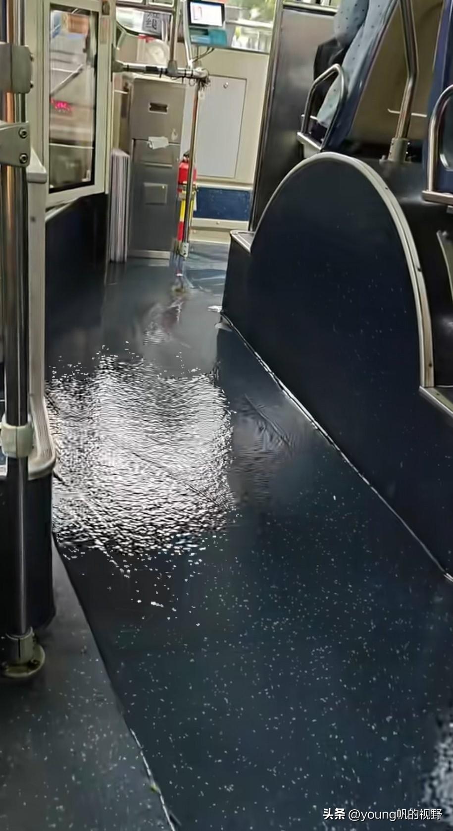 昨天强对流天气令广州市区下了大暴雨，而暴雨下的广州令市区不少路段产生了积水。有网