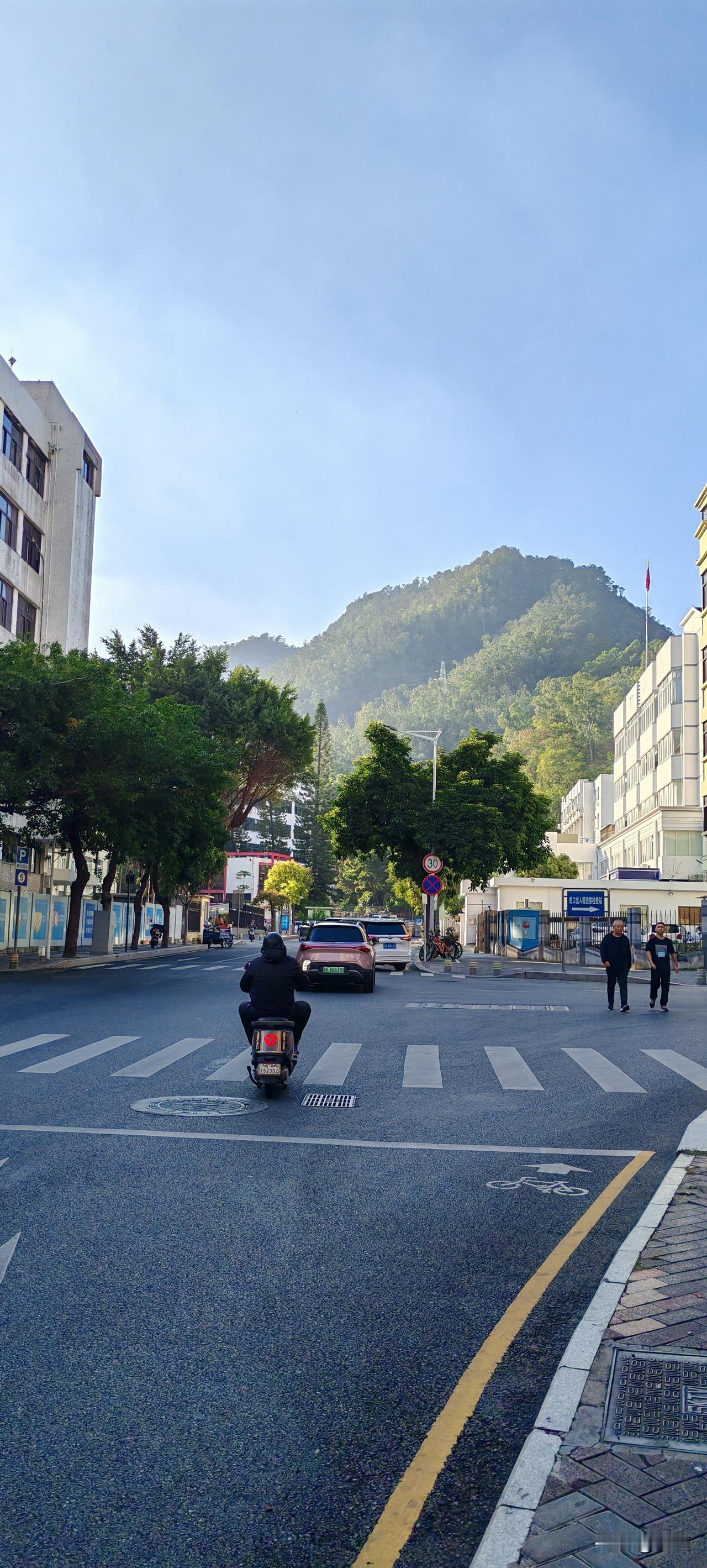 下午4点出门，深圳出门就是风景，要爬的山就在眼前。
路过辑私分局大院儿，不知角落