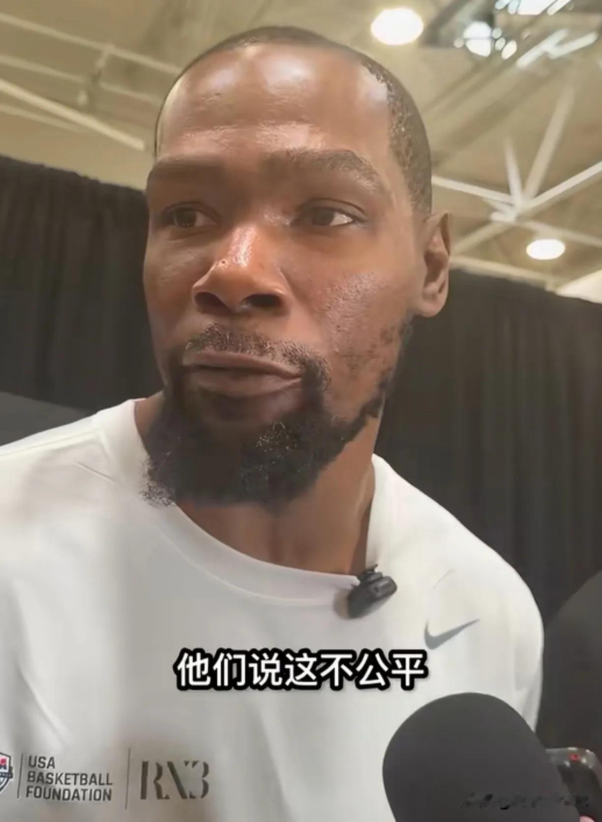 就杜兰特这表情，先不说采访内容，已经很搞笑了。

今天看杜兰特接受采访时，首先吸