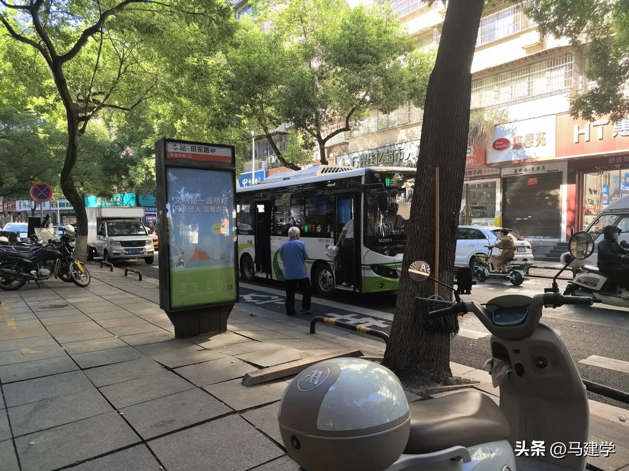 早上在株洲田心东门一公交站看到很多老人在等公交，公交车进站后老人争先恐后地挤上了