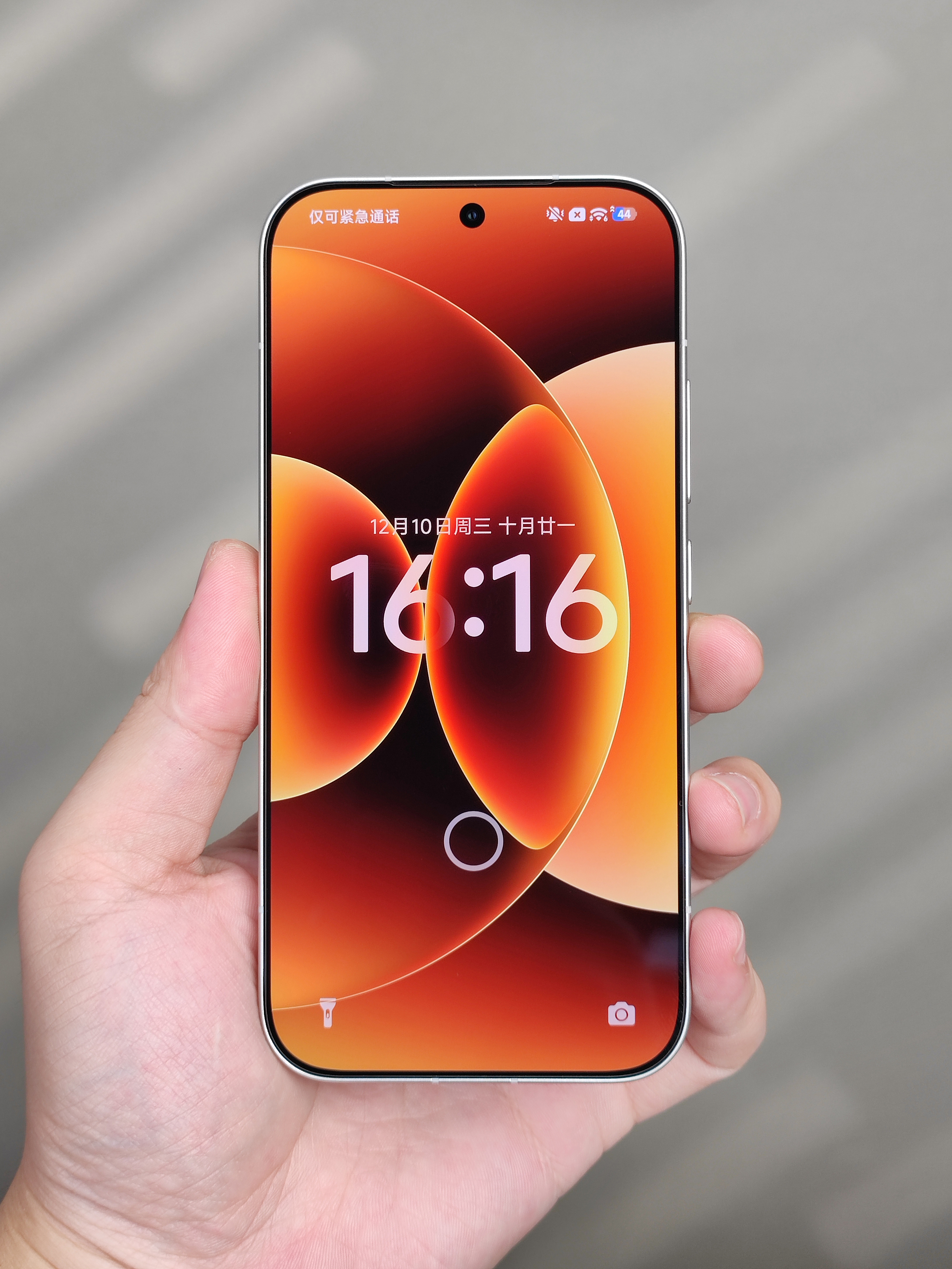 可能大家也好奇，一张玻璃 AR 膜，它到底能薄到什么程度那我多发发，希望这个膜尽