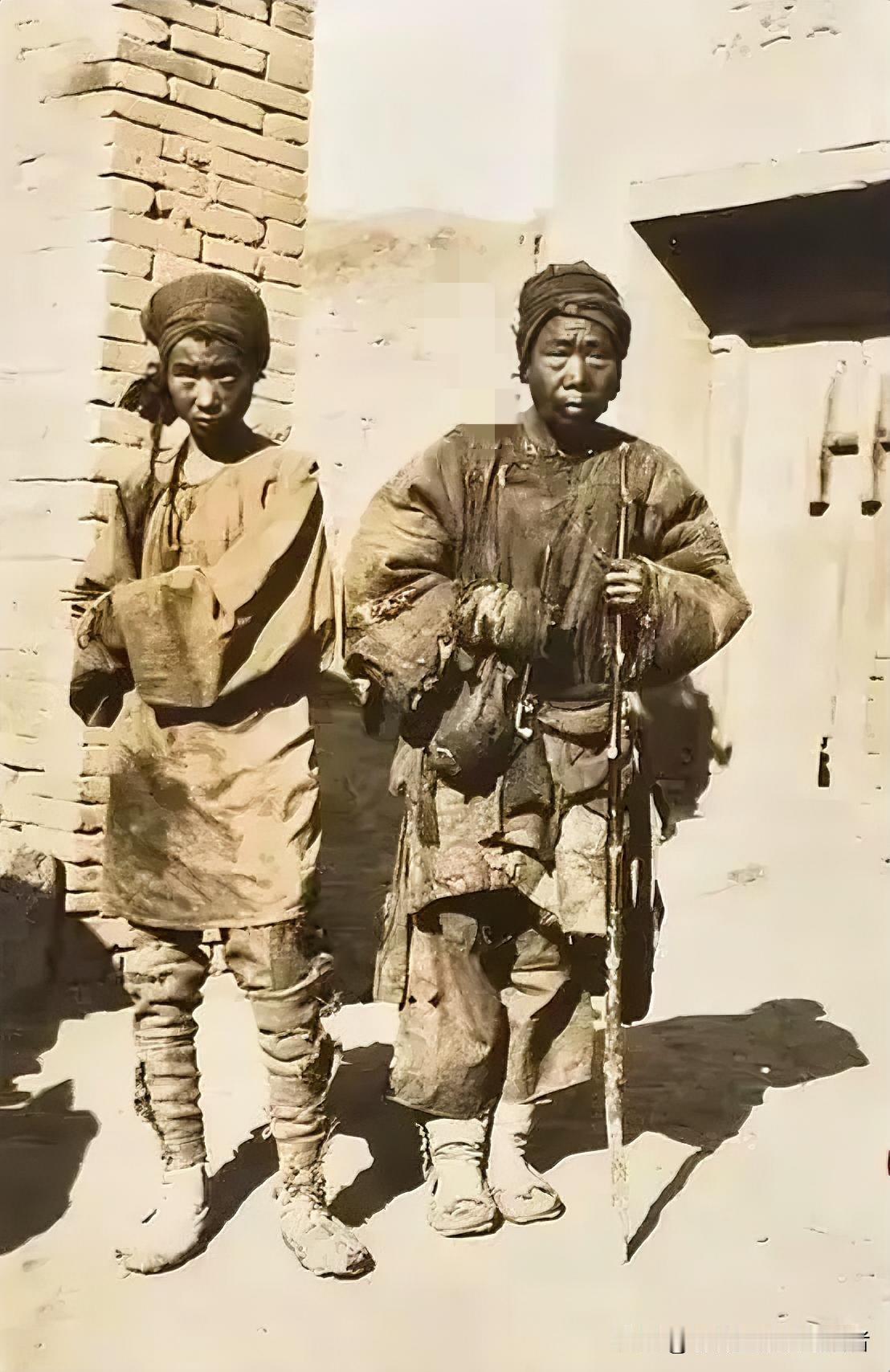 1937年，两个虚弱不堪的红军来到了甘肃镇原县，张口就要见刘伯承，谁知刘伯承刚出