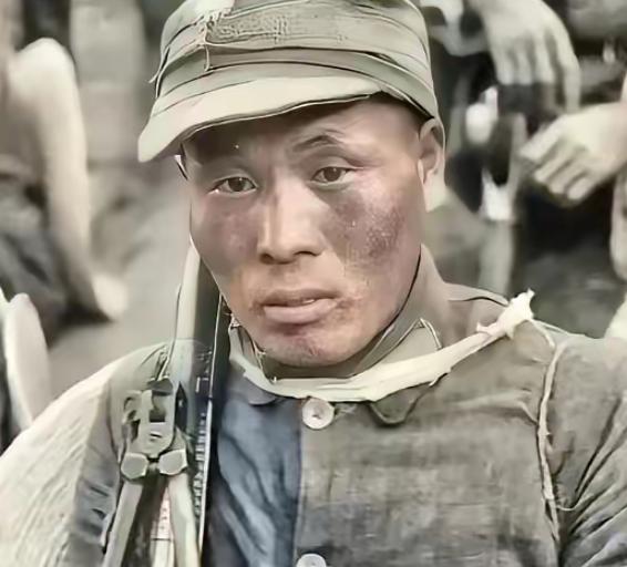 1945年，一名机枪手为了躲避日军，选择绕上山路前进，没想到意外发现100多名正