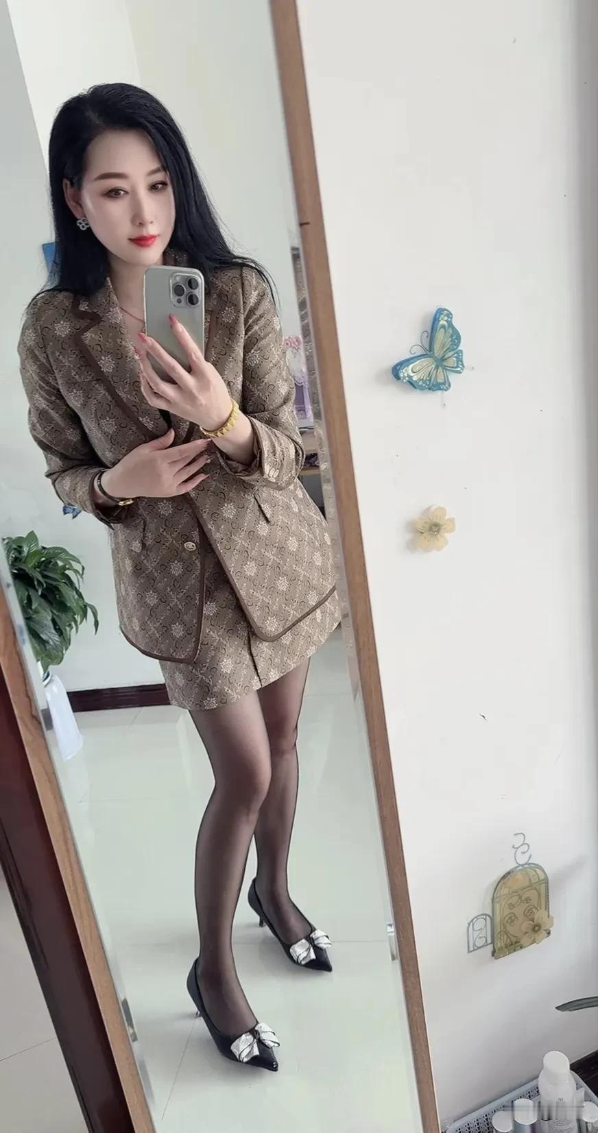 什么搭配显气质短裙套装的款式丰富多样，每一款都有着独特的设计亮点。A字短裙套装俏