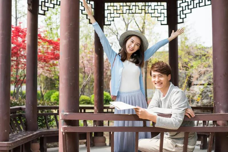 我举双手同意“越有本事的人对妻子越好”。真正有本事的人算的是价值账，妻子对他们而