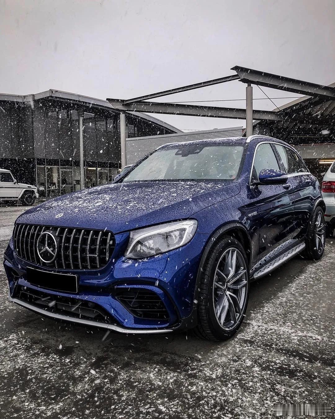 当4.0T V8的咆哮划破寂静，地表就此唤醒。这台GLC 63 AMG，以双涡轮