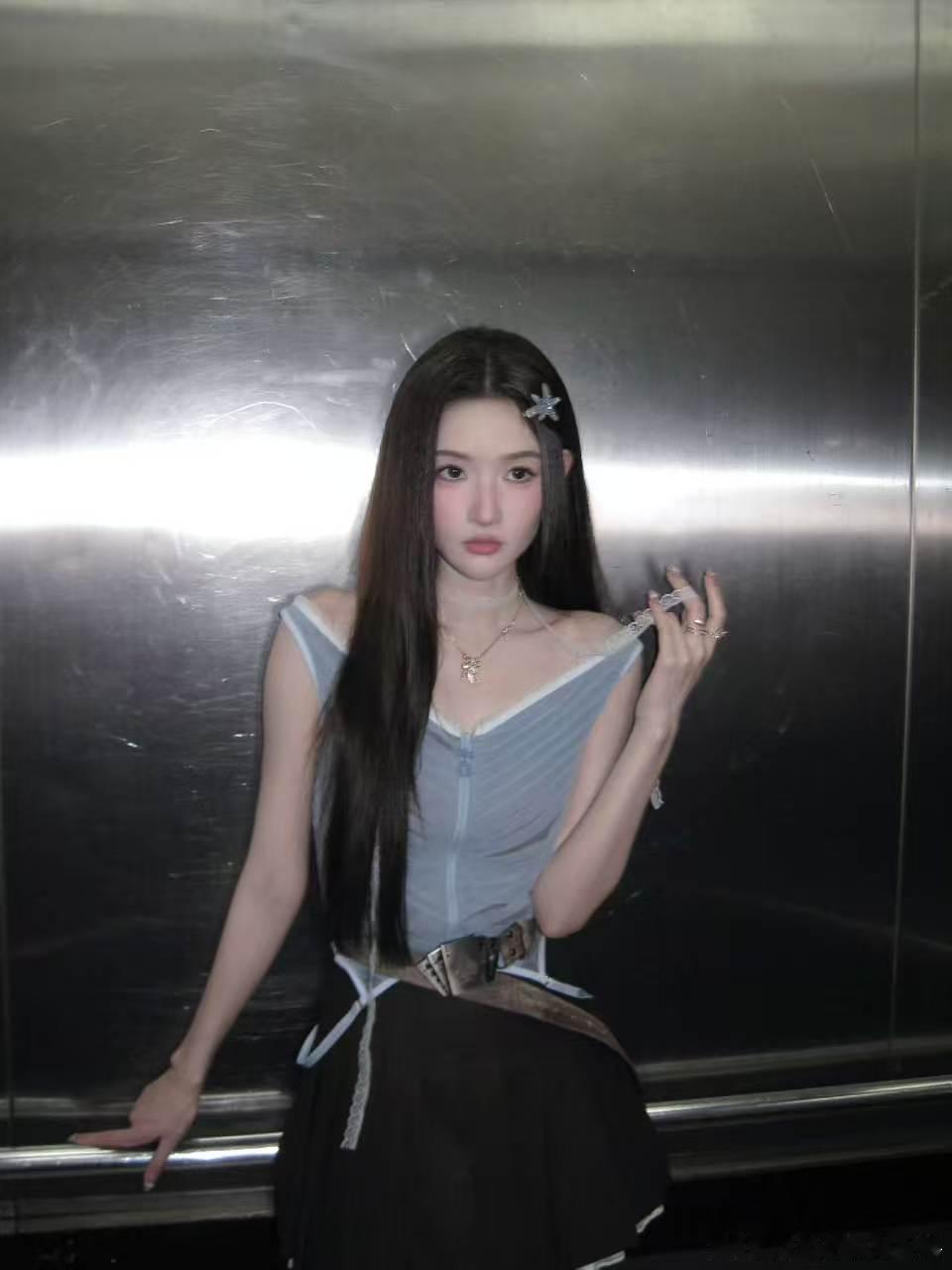 王玉雯人尴尬的时候会很忙王玉雯白得发光了 王玉雯成都这身妆造真的太漂亮了，白到发