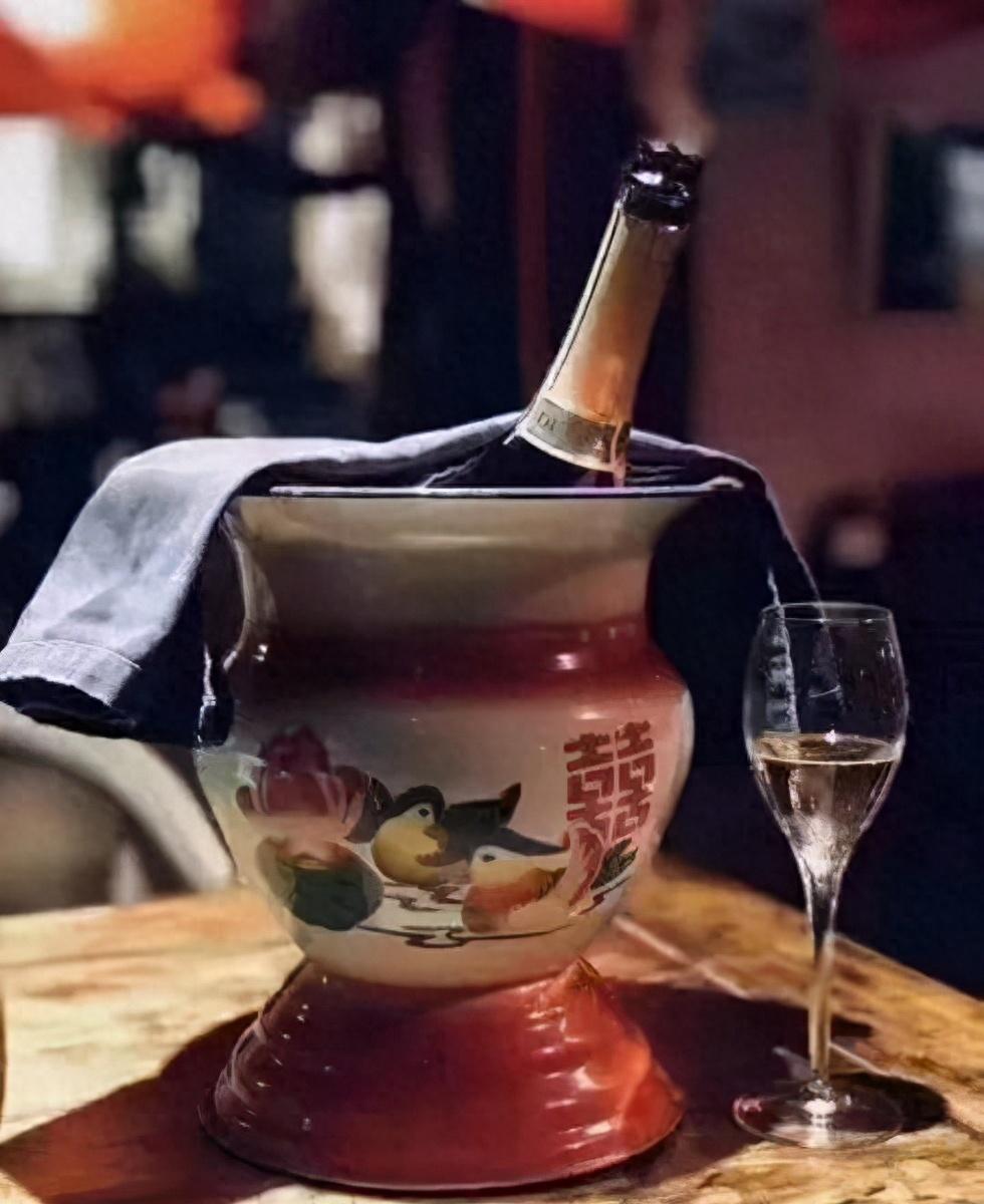【痰盂为何消失了】
80年代家家都有的标配，
突然退出历史舞台，
只因为：你家有