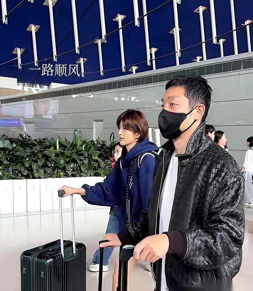 一个打球打到世界冠军的人，连个矿泉水瓶盖都拧不开。
你敢信？
许昕。
所以当他飞