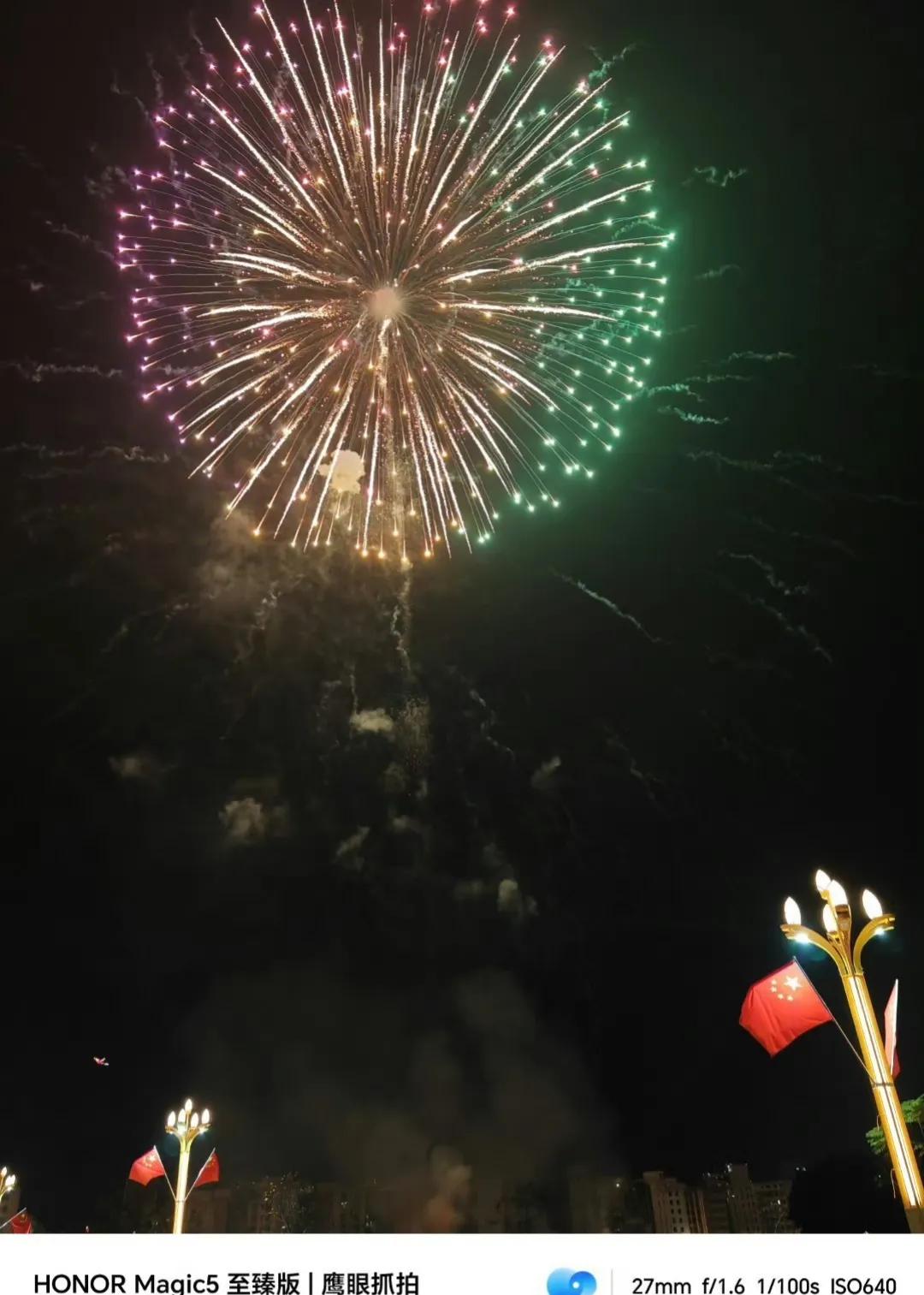 网友用荣耀magic5至臻版随手拍的烟花

这清晰度绝了