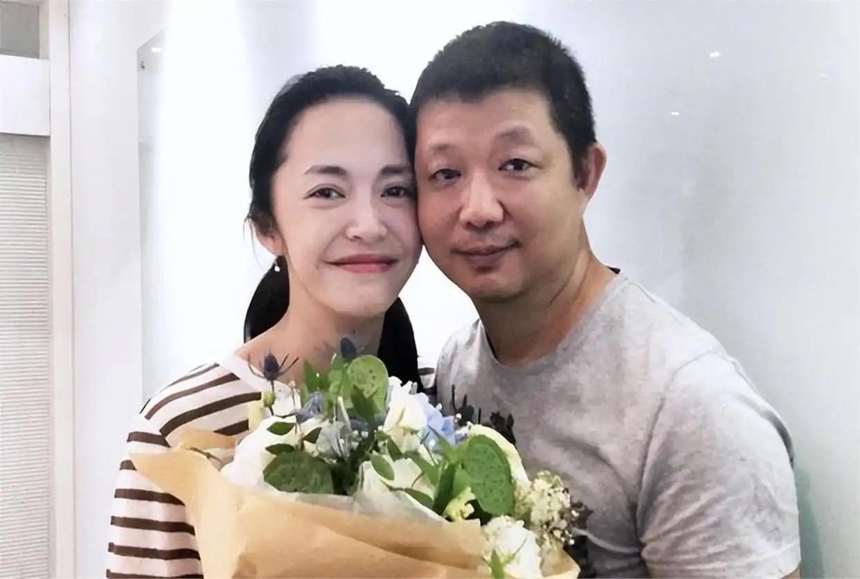 姚晨发文官宣和曹郁离婚。娱乐圈的分分合合向来是大众关注焦点，近日一对夫...