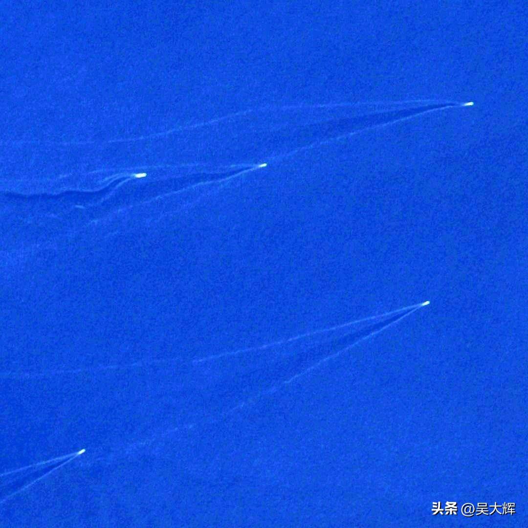 3月18日，伊朗“蚊式舰队”在霍尔木兹海峡袭击一艘油轮的瞬间。卫星图像显示了袭击