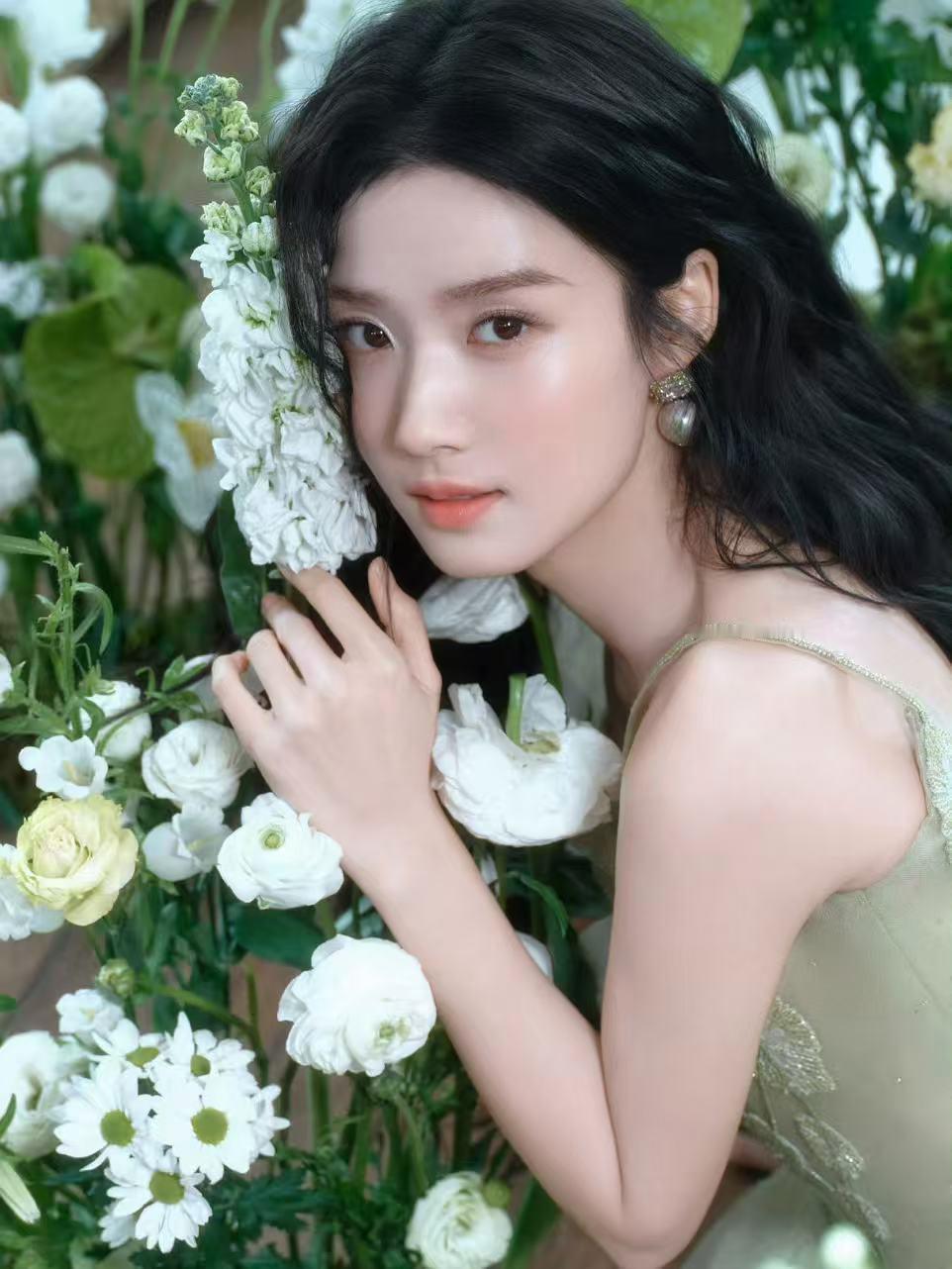 卢昱晓浅绿吊带裙卢昱晓绿意仙子好仙呐！今天是绿意仙子 