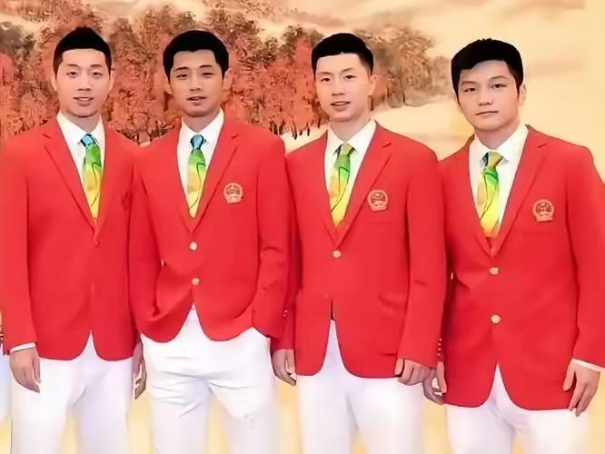 看到这张照片心里真是感慨万千啊！四个帅气的小伙子都“各奔前程”了，如果他们现在还