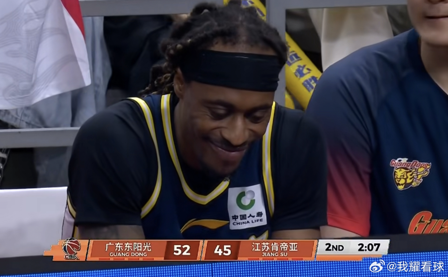 哎哟麦考尔替补席这小表情，是已经知道自己要被替换了吗？目前为止杜锋指导暂时还没有