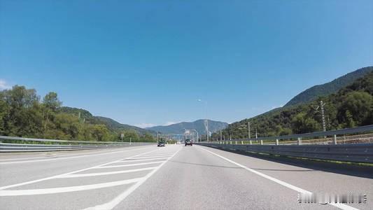 高速一小时遇见三辆无牌旧车，这是怎么回事？

9月6号那天，我们从山西自驾回保定