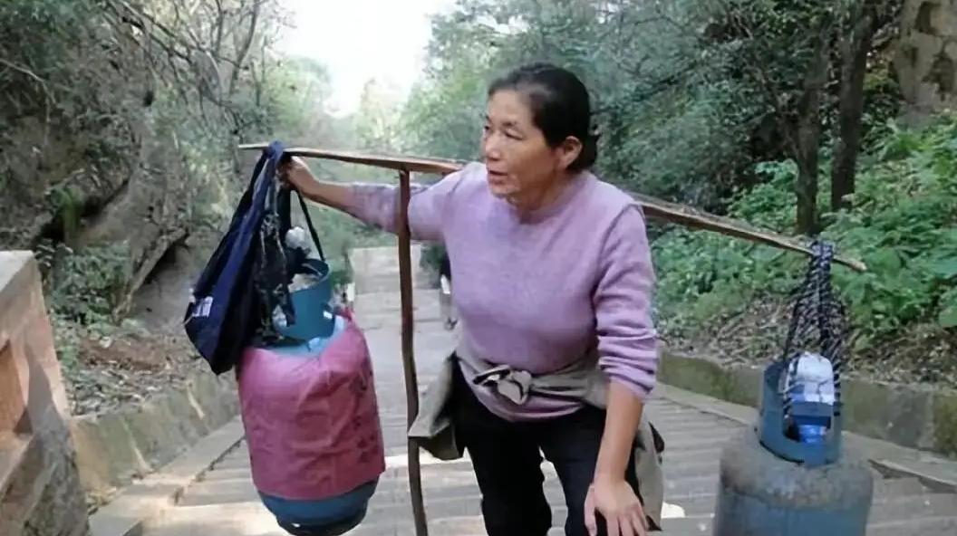 一根扁担，扛起三个大学生：她被全村嘲笑，却活成了最硬的母亲！

你能想象吗？一个