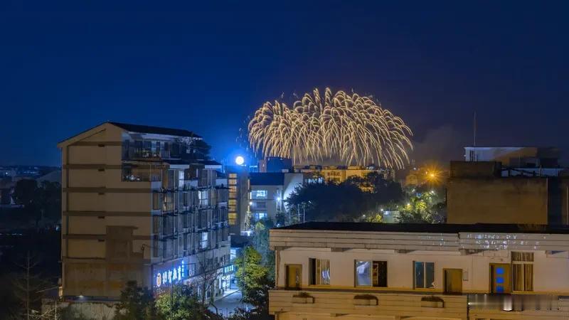  烟火配晚风，夏日夜宵时刻准时上线