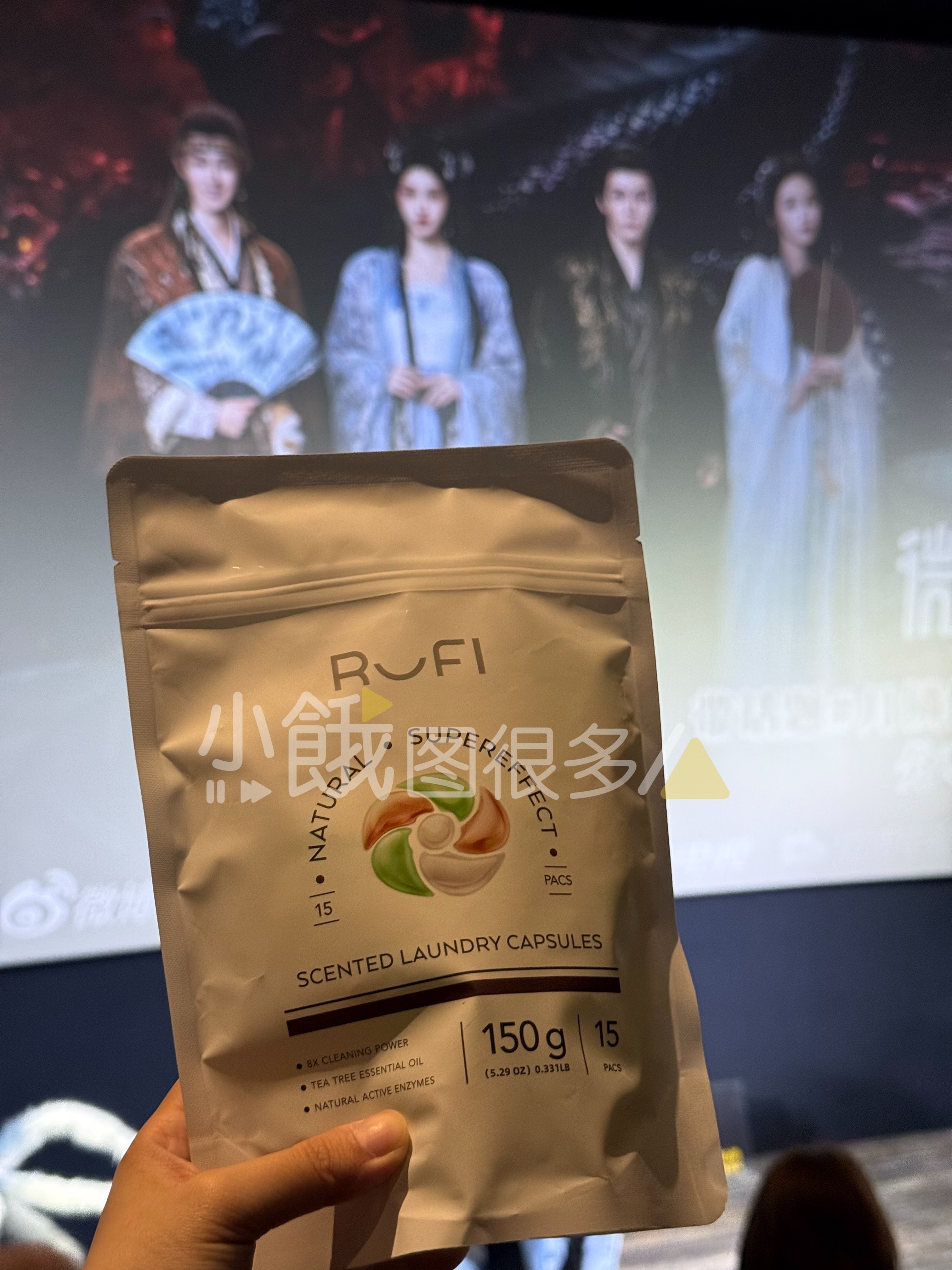 鞠婧祎曾舜晞陈都灵田嘉瑞上班路透 鞠婧祎今天《月鳞绮纪》追剧团的伴手礼好有品，这