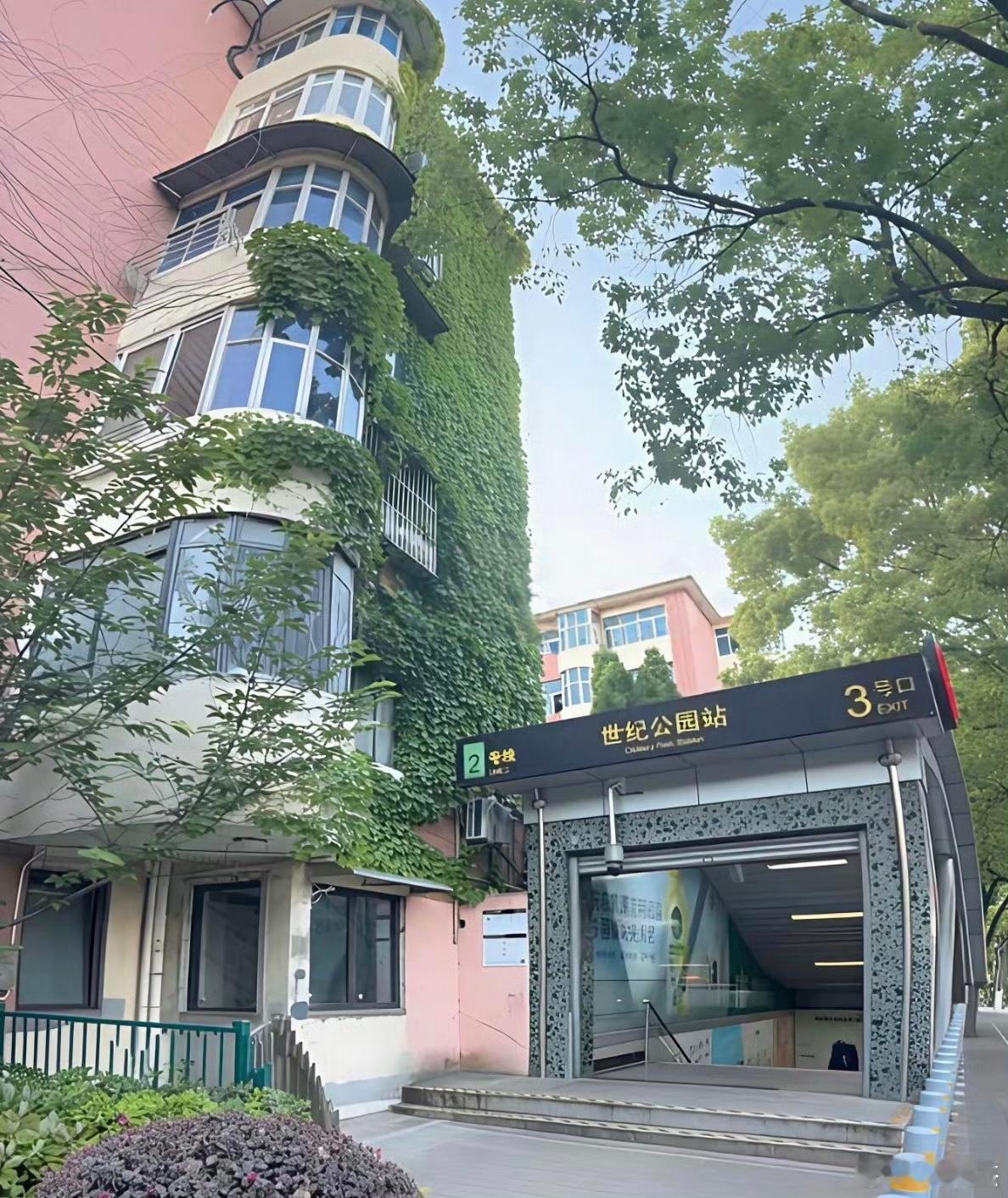 地铁出口就是小区，还有比它更近的吗？ 