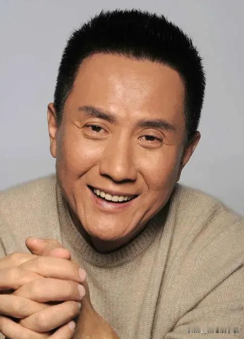 人民的名义当中演高育良的张志坚有次在节目中笑着说，陆毅作为一个年轻的演员。我只能