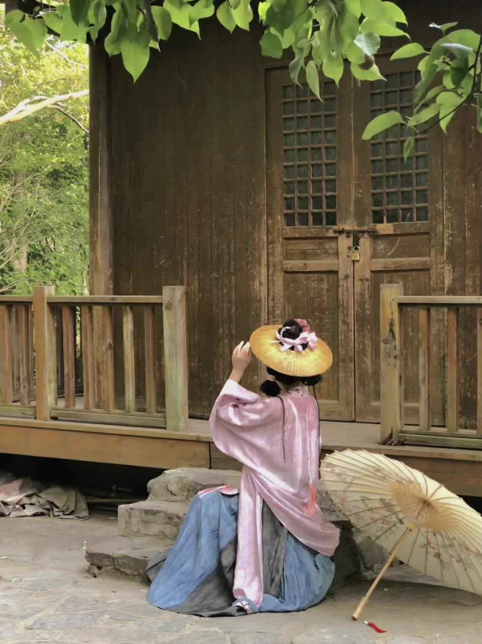 “忙里偷闲，只赚到几个铜板…”