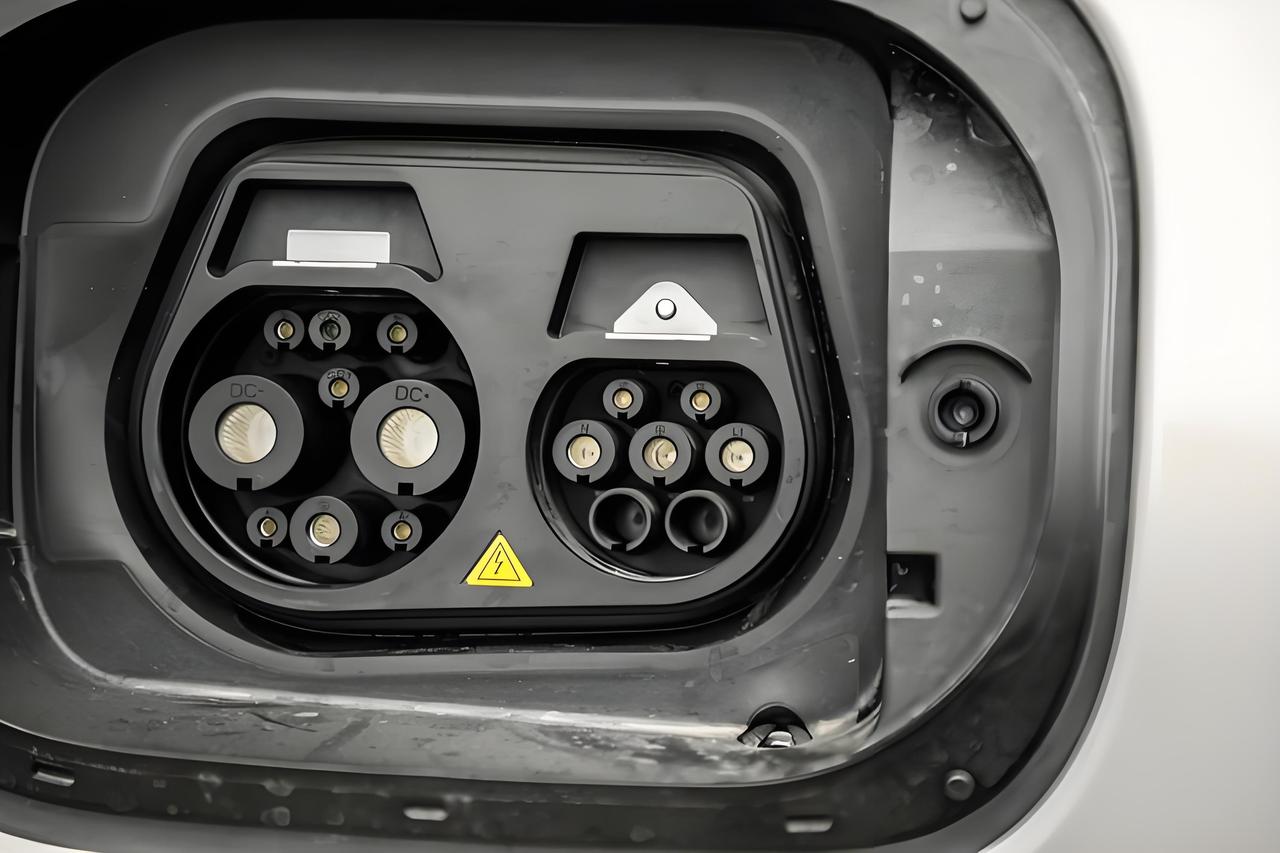 关于入手新能源汽车，众多的过来人，反复都重申了一句话！

如果你的资金很充足不差