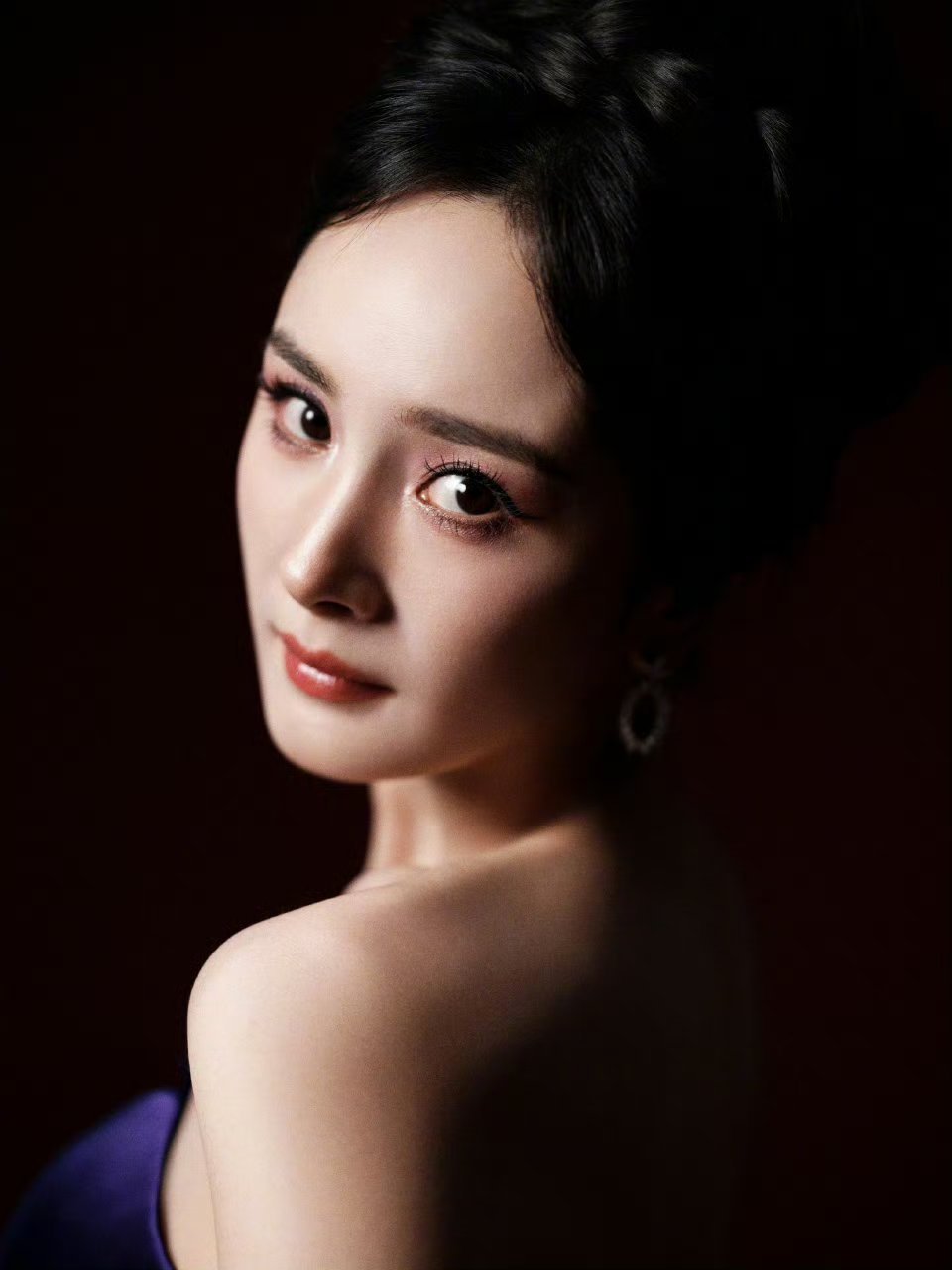 杨幂第二套深蓝色美裙，美得我没话说，摄影也很在线，特别特别高级的一组，适合做实绩