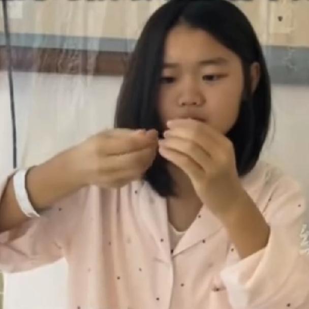 17岁抗癌博主卢明霞走了，
临走前满是不甘，
不是放不下年迈的爷爷奶奶，而是遗憾