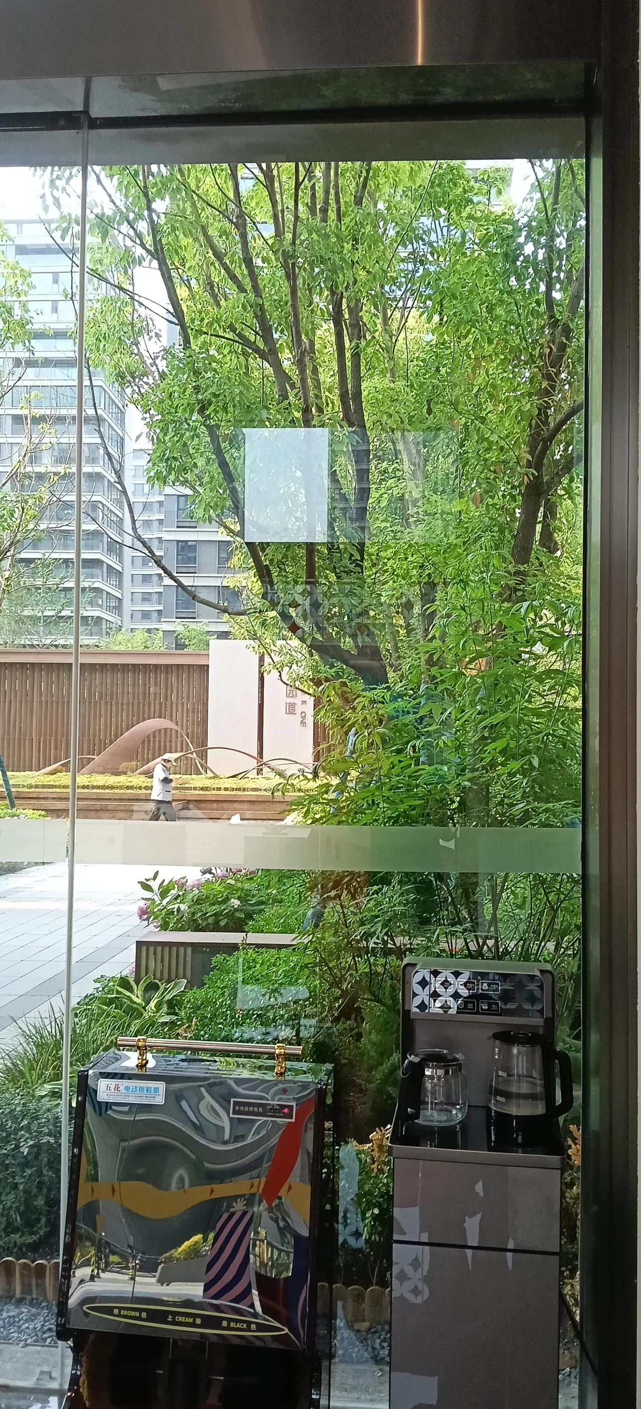 上联：年年顺顺利利
先给大家留一个：日日平平安安
 
日子不求大富大贵，只求一年