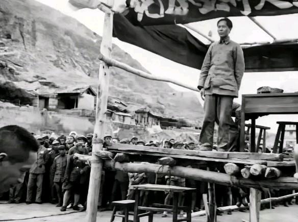 延安珍贵老照片！毛主席一番演讲，看完整个人心潮澎湃

这一张1937年拍下的老照