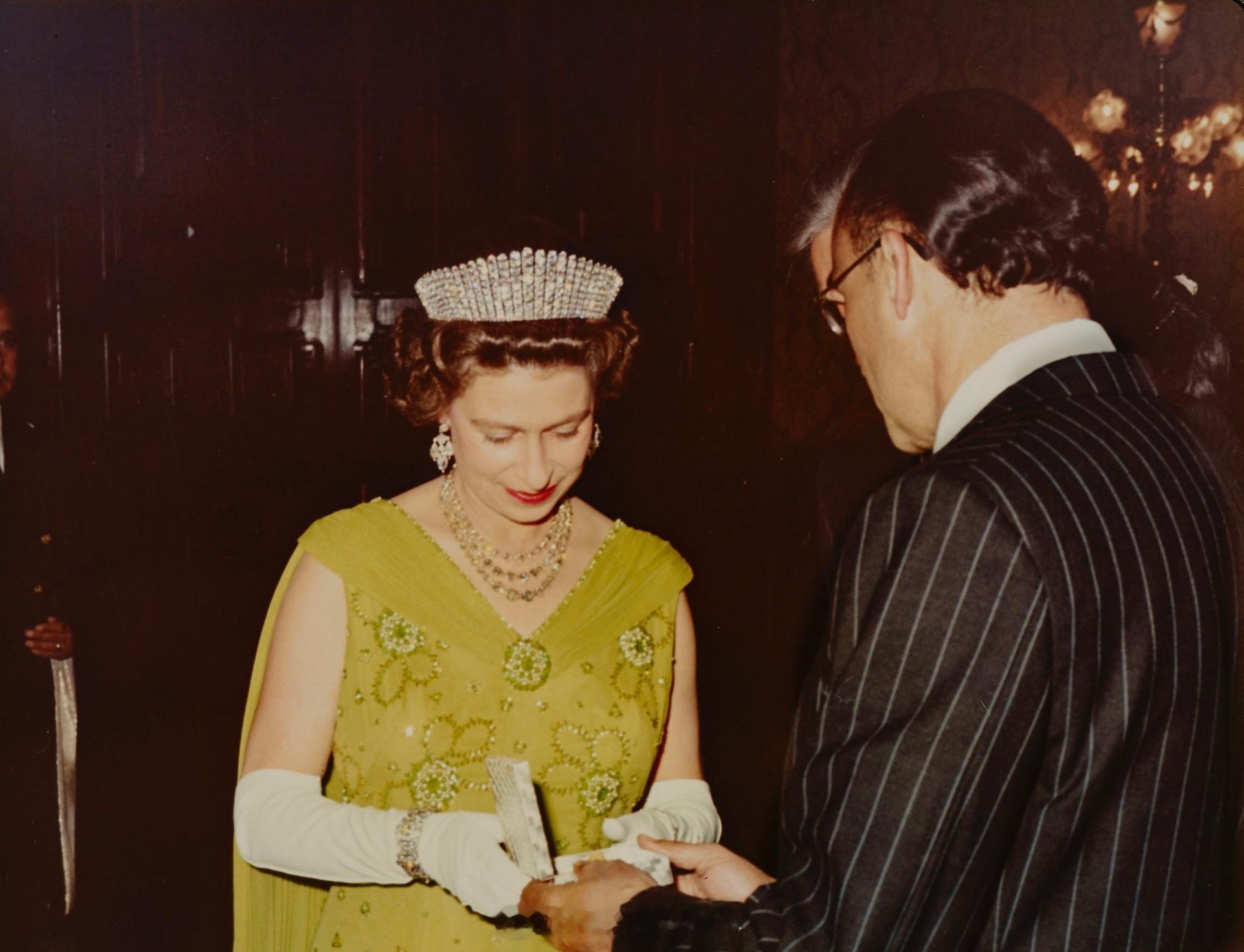 英国王室  1975年2月24日，伊丽莎白二世女王在墨西哥收到墨西哥总统Luis