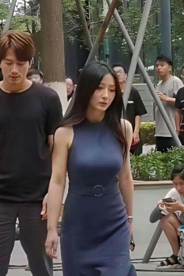 柳岩岁月没有消磨她的魅力，反而沉淀出独一份的从容。外在自律维持亮眼状态，内在靠多