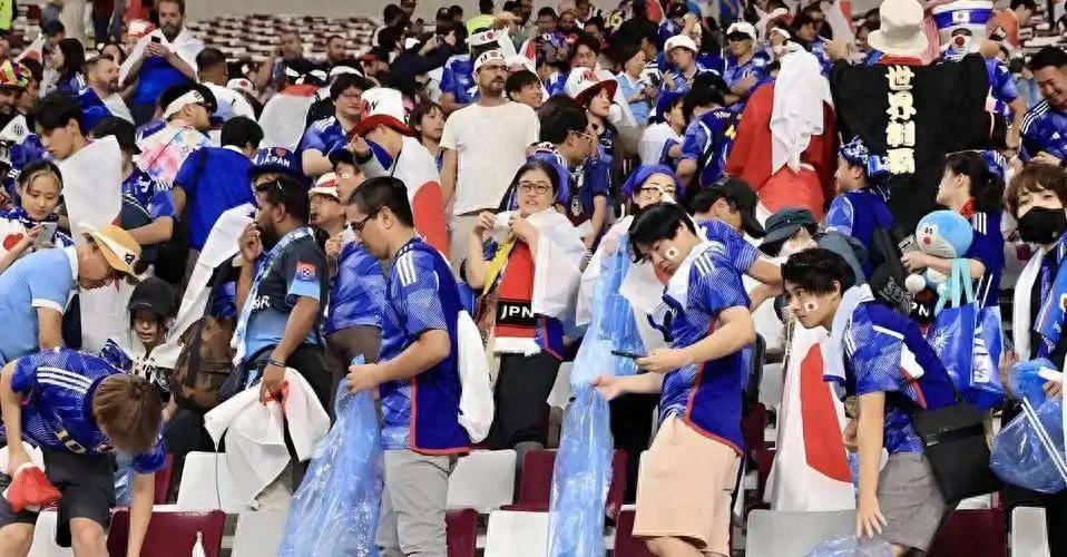 多年来日本球迷赛后捡垃圾一直被媒体奉为文明典范，2026 世界杯这一幕再次上演，