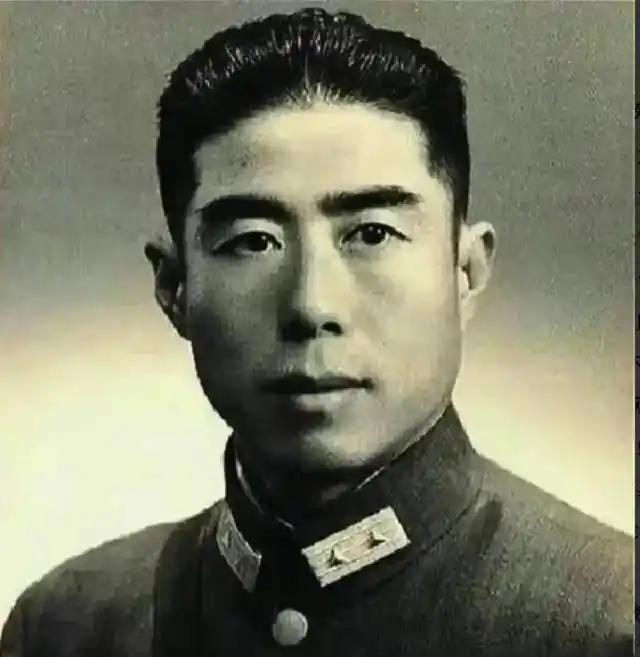 1950年，一个四川村妇向解放军举报自己的丈夫，说他言行举止不像一个普通人。解放