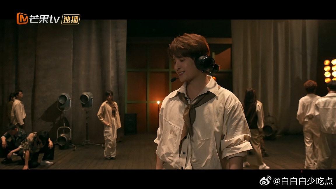 哎呀他这个舞台造型真的太好看，有港风男主那个味儿，而且唱的还是粤语歌🥺 