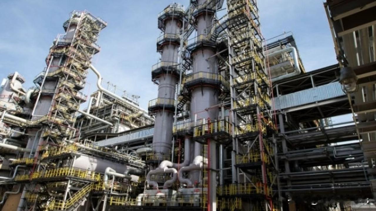俄罗斯南部最大的炼油厂之一在无人机袭击后停工路透社援引两位业内消息人士报道，新沙