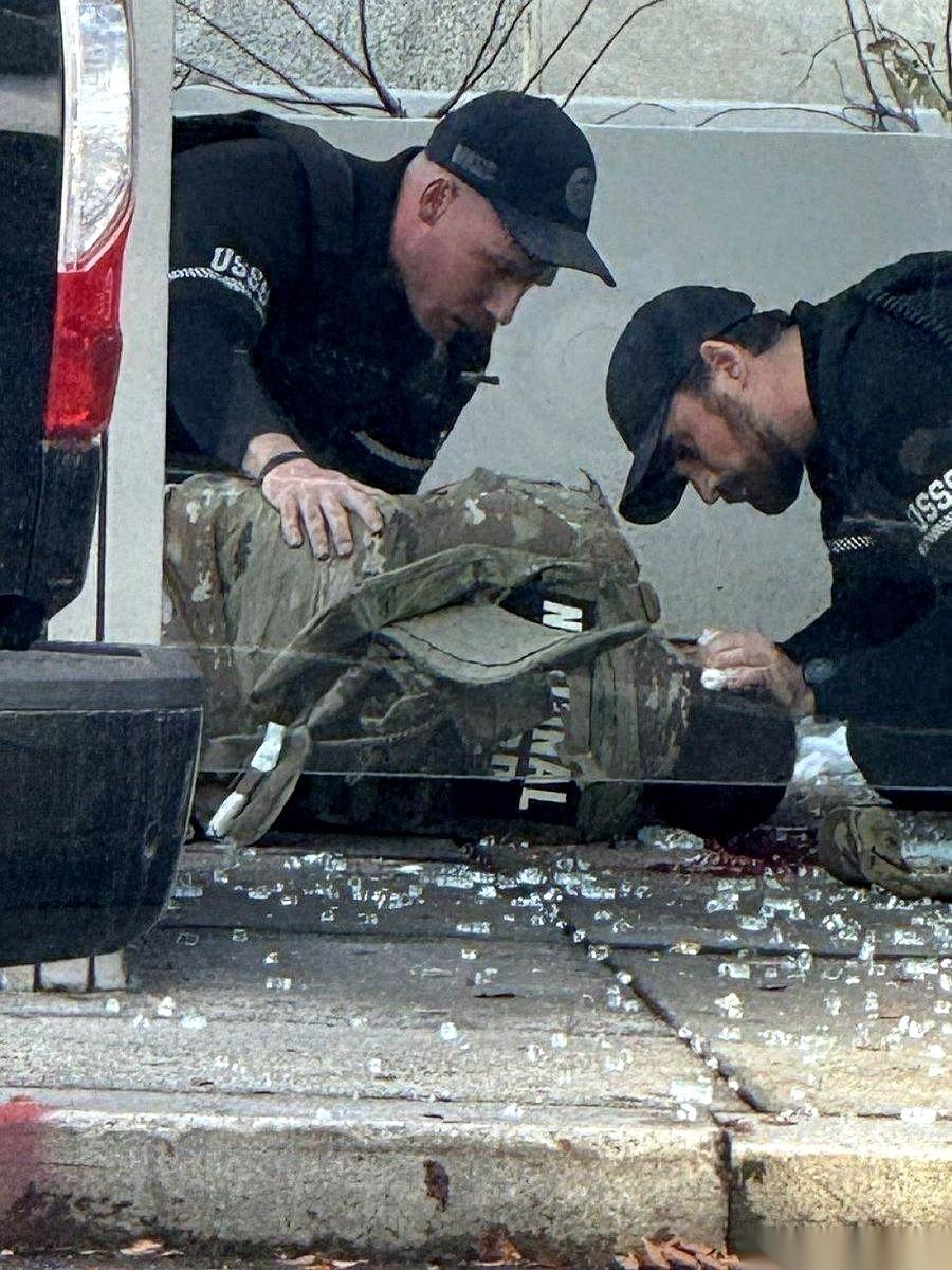 我跟你说，今天这事儿，就是一记耳光。
啪的一声，扇在了全世界号称最安全的那条街上