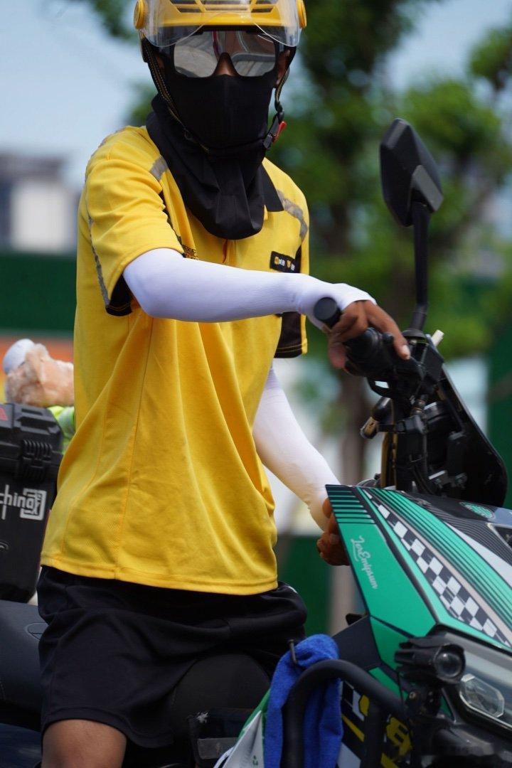 镭射墨镜😎😎😎跟白色冰丝袖套绝搭 ​​​