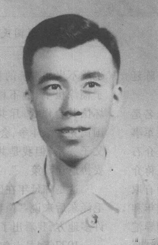 1952年，张文荣被美军俘虏，后被安排打入志愿军内部，让他做内奸，可他却在跳伞前