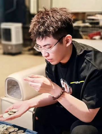 比黄子韬更装的人出现了  节目中黄子韬让有希望晋级的人举手，结果听泉赏宝躲在后头