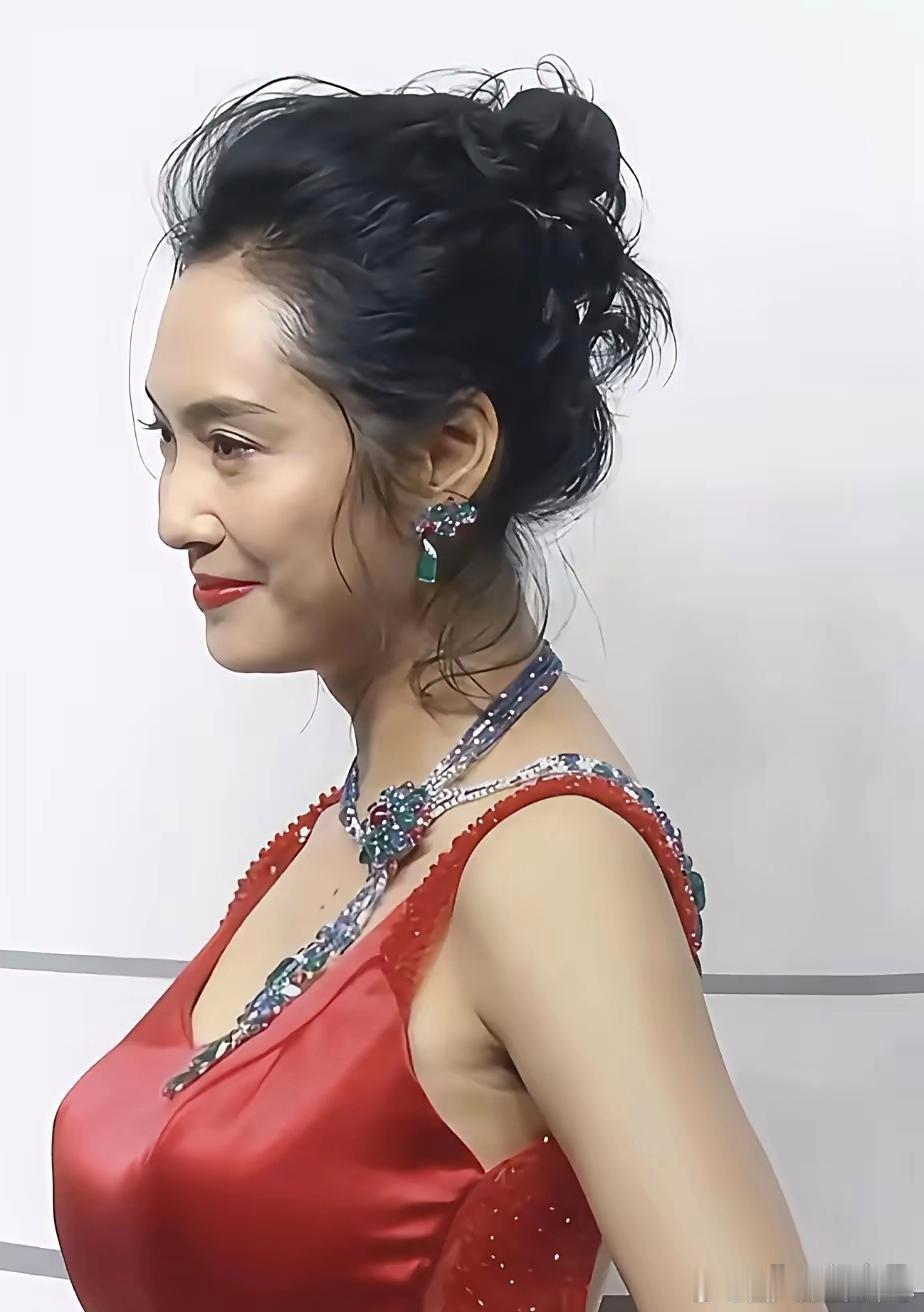 朱茵历经岁月愈发优雅，这份成熟魅力太让人着迷了！ 