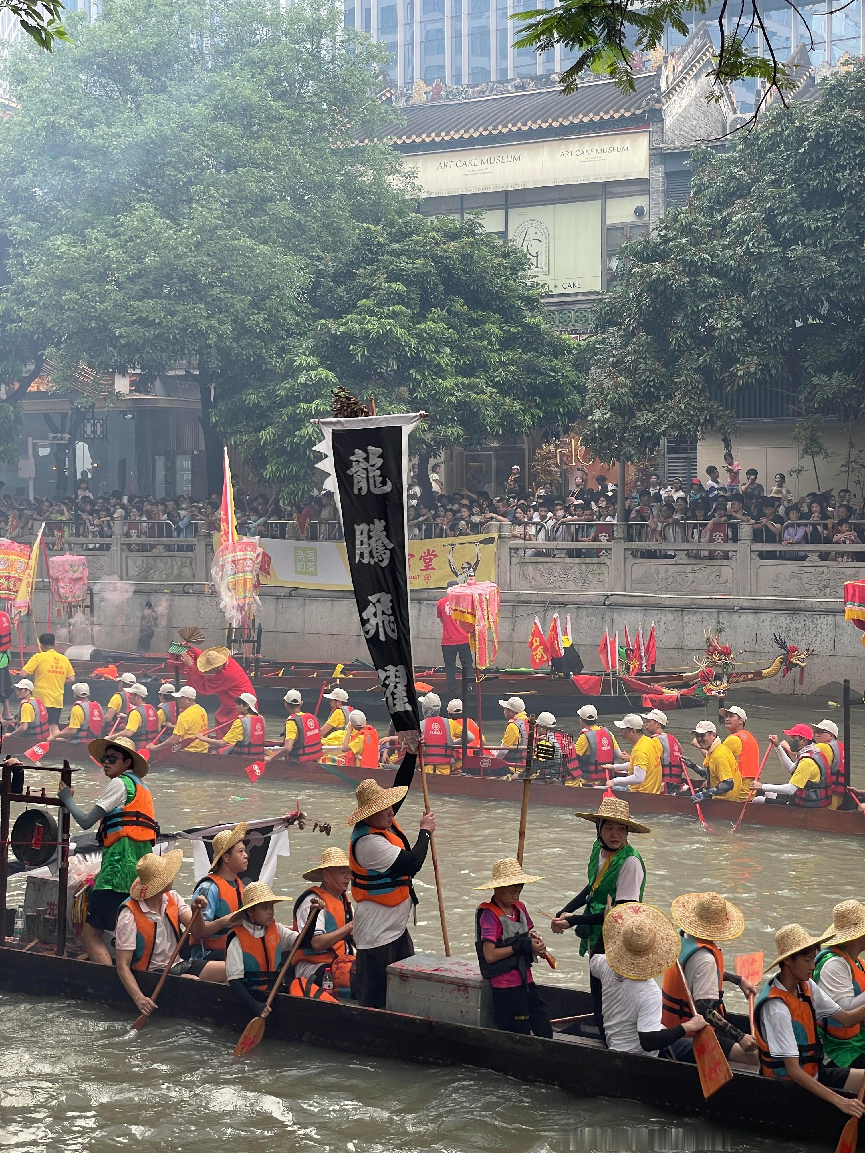 广州赛龙舟选手帅成啥样了赛场龙船漂移趣味场面接连出现，利落竞速和松弛画风反差十足