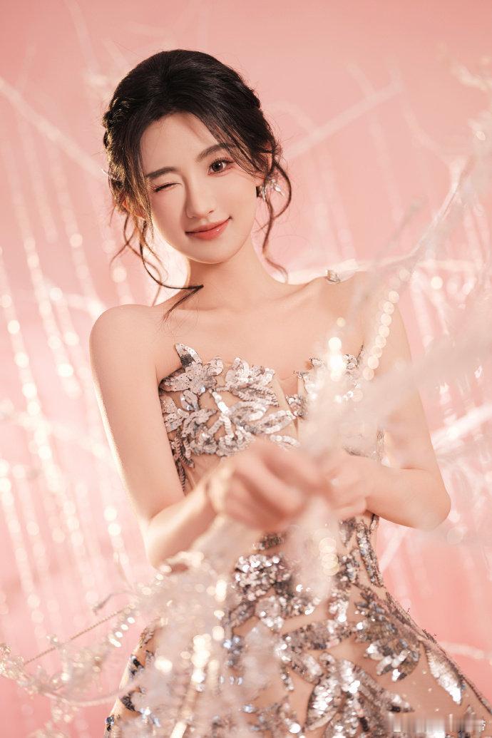 杨雨潼好薄一片 谁懂杨雨潼的清瘦美，抹胸裙衬得肩线又直又细，发丝裙摆轻晃，清透感