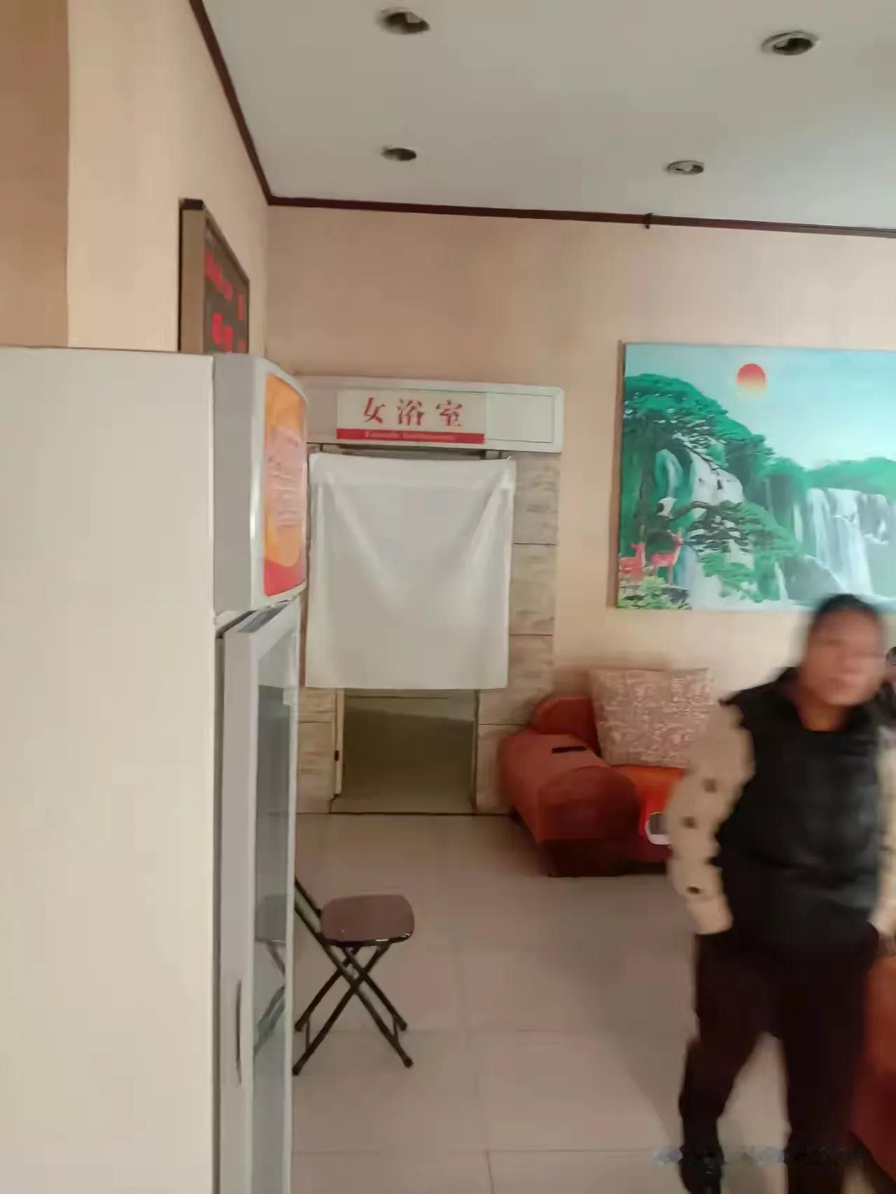 “抓流氓！”一男子心里烦闷，借酒消愁。不料，醉酒后，竟然迷迷糊糊地闯进了女浴室。