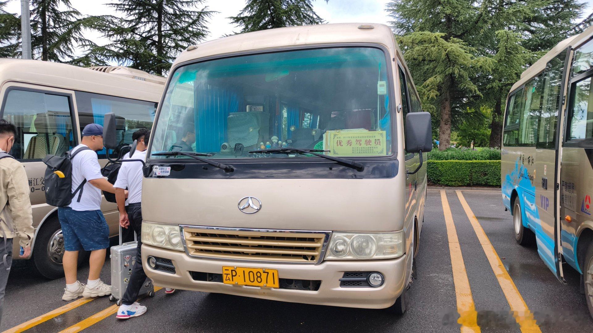 今天的接机车外形上看是考斯特罗莎和奔驰的混血儿。坐起来还凑合，挺安静的。有人懂这
